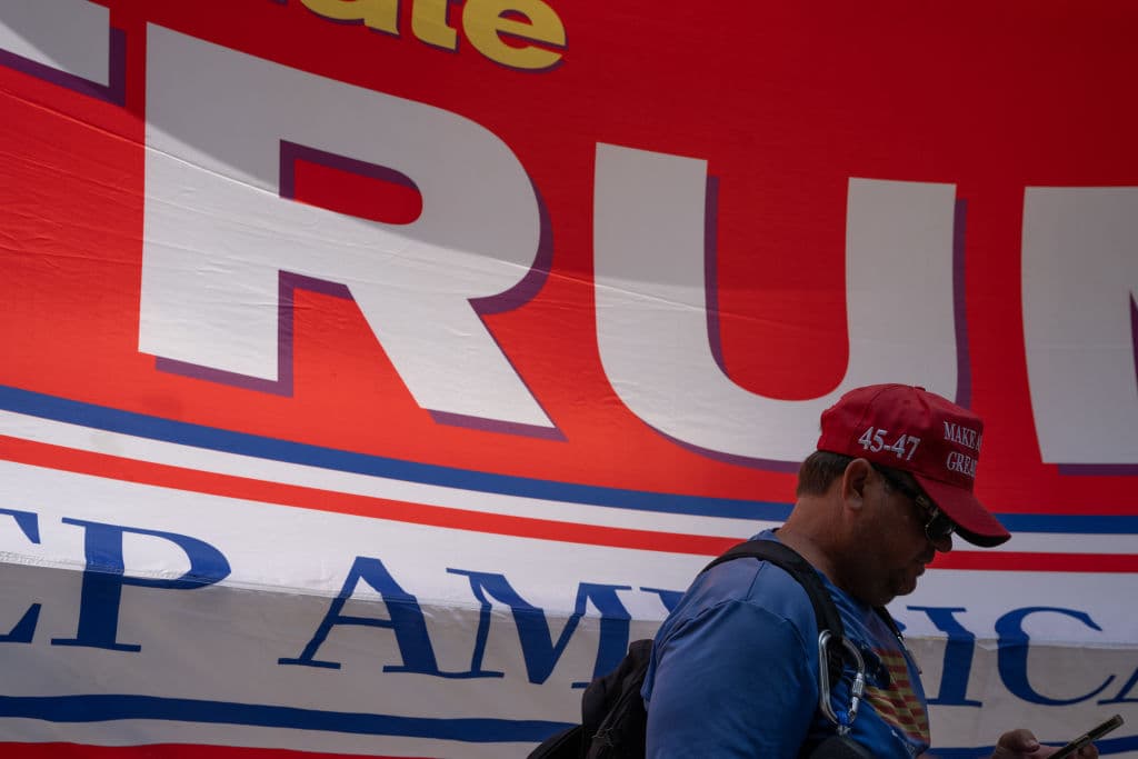 A través de Truth Social, 
<b><a href="https://www.univision.com/noticias/esta-es-la-foto-historica-de-la-ficha-policial-de-trump-asi-fue-su-entrega-en-una-carcel-de-georgia-video" target="_blank">Donald Trump</a></b> señaló este domingo que “solo Dios evitó que ocurriera lo impensable”.