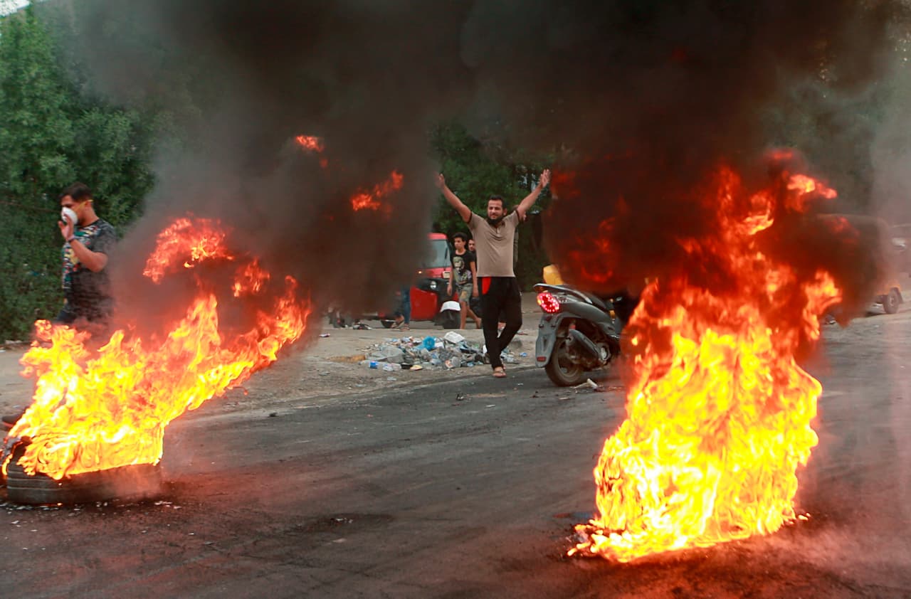 <b>Irak, la revuelta más violenta.</b> Más de cien muertos y 6,000 heridos es el resultado de las protestas en Irak, donde los ciudadanos salieron este mes a las calles de Bagdad y otras localidades para exigir mejores servicios públicos, trabajo y el fin de la corrupción. La fotografía fue tomada el 6 de octubre en la capital iraquí.