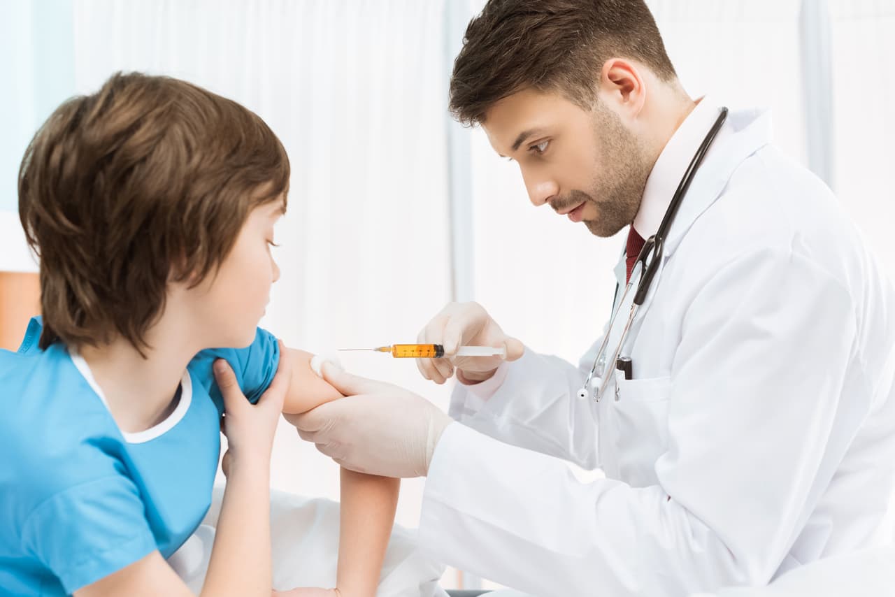 A pesar de ello, el movimiento experimenta 
<a href="https://www.univision.com/noticias/vacunas/mas-padres-creen-que-las-vacunas-son-innecesarias-pediatras-explican-por-que-se-equivocan">un auge</a> en estados como California, donde en 2015 surgió el grupo 
<a href="https://physiciansforinformedconsent.org/">Physicians for Informed Consent</a>, una coalición de unos 200 médicos, científicos y abogados que se oponen a la vacunación obligatoria y ayudan a los padres que no desean vacunar a sus hijos. Muchos de estos padres creen que la vacuna MMR (la triple viral, contra el sarampión, las paperas y la rubéola) causa autismo. Esta creencia se basa en una investigación que el British Medical Journal considera un “
<a href="http://www.bmj.com/press-releases/2012/06/26/bmj-declares-mmr-study-%E2%80%9C-elaborate-fraud%E2%80%9D-autism-claims-likened-%E2%80%9Cpiltdown-" target="_blank">fraude elaborado</a>”.