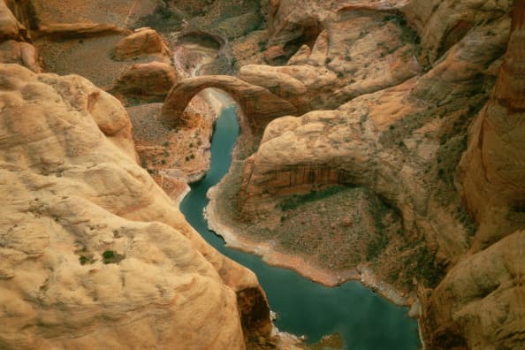 <h3 class="cms-H3-H3">Rainbow Bridge</h3>
<br>Se reporta que este puente natural es el más grande conocido del mundo, que se arquea sobre un afluente del lago Powell hacia las tribus indígenas americanas vecinas. (Fuente: Getty)
<br>