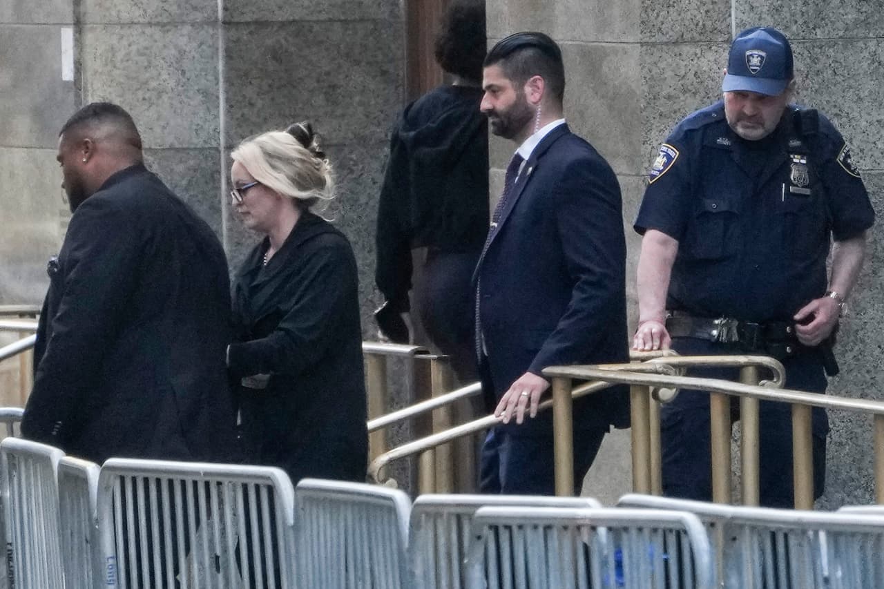 Stormy Daniels 
<b>sale del juzgado de Nueva York este martes 7 de mayo</b>.