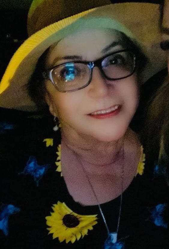Los señalamientos han significado una ruptura al interior de la familia. Por un lado, Rosie y Juan son respaldados por 
<b><a href="https://www.univision.com/famosos/hay-reconciliacion-rosa-saavedra-fue-al-concierto-de-su-nieta-chiquis-y-asi-reacciono-al-verla-video" target="_blank">su madre, doña Rosa Savedra. </a></b>
<br>