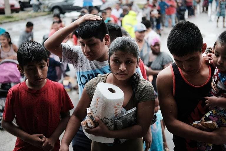 Los residentes de la población migrante rural de Immokalee esperan las donaciones de emergencia después del huracán Irma. Un grupo de voluntarios de Atlanta distribuyó víveres y artículos sanitarios a cientos de desesperados residentes.