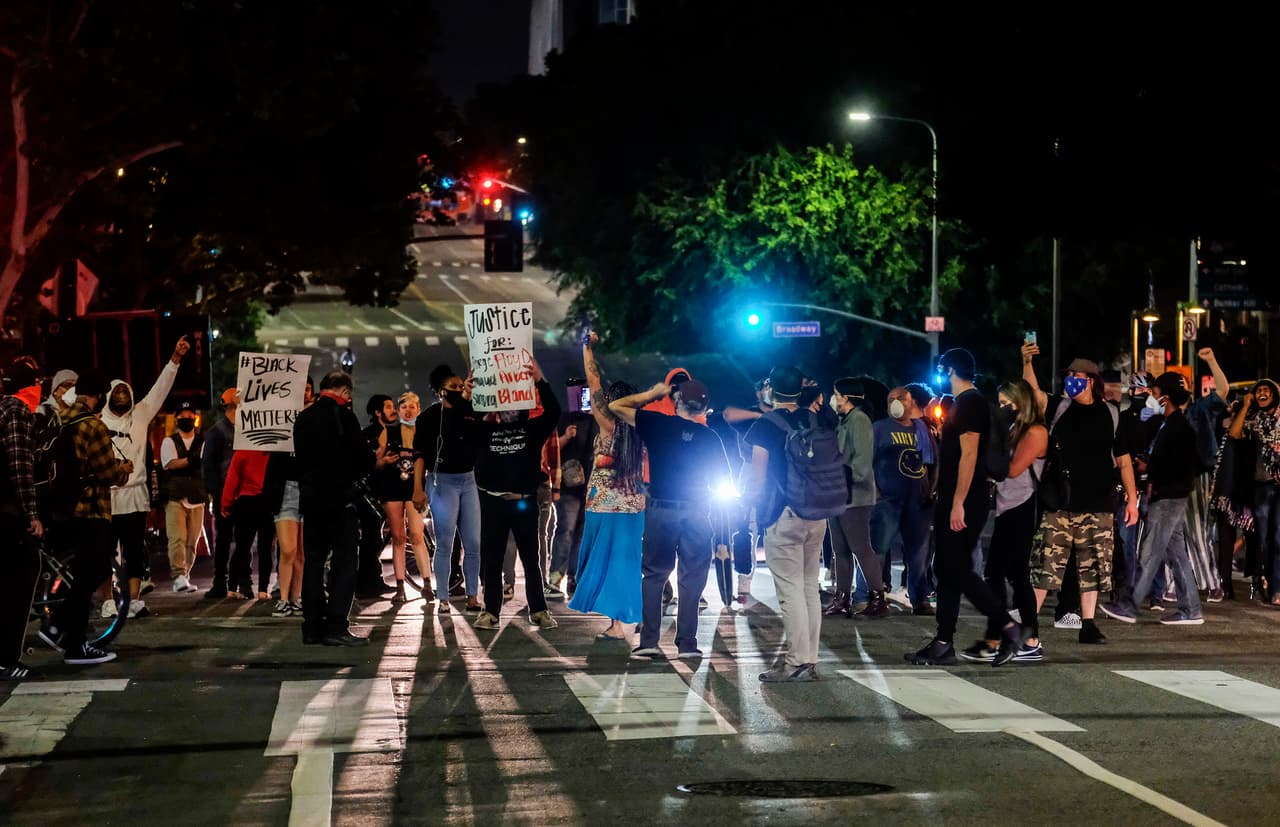 La 
<a href="https://www.univision.com/local/los-angeles-kmex/reportan-fuertes-protestas-contra-la-policia-de-los-angeles-por-la-muerte-de-george-floyd-video">manifestación</a> en el centro de Los Ángeles bloqueó el paso en varias calles cercanas al edificio del ayuntamiento de la ciudad.
<br>