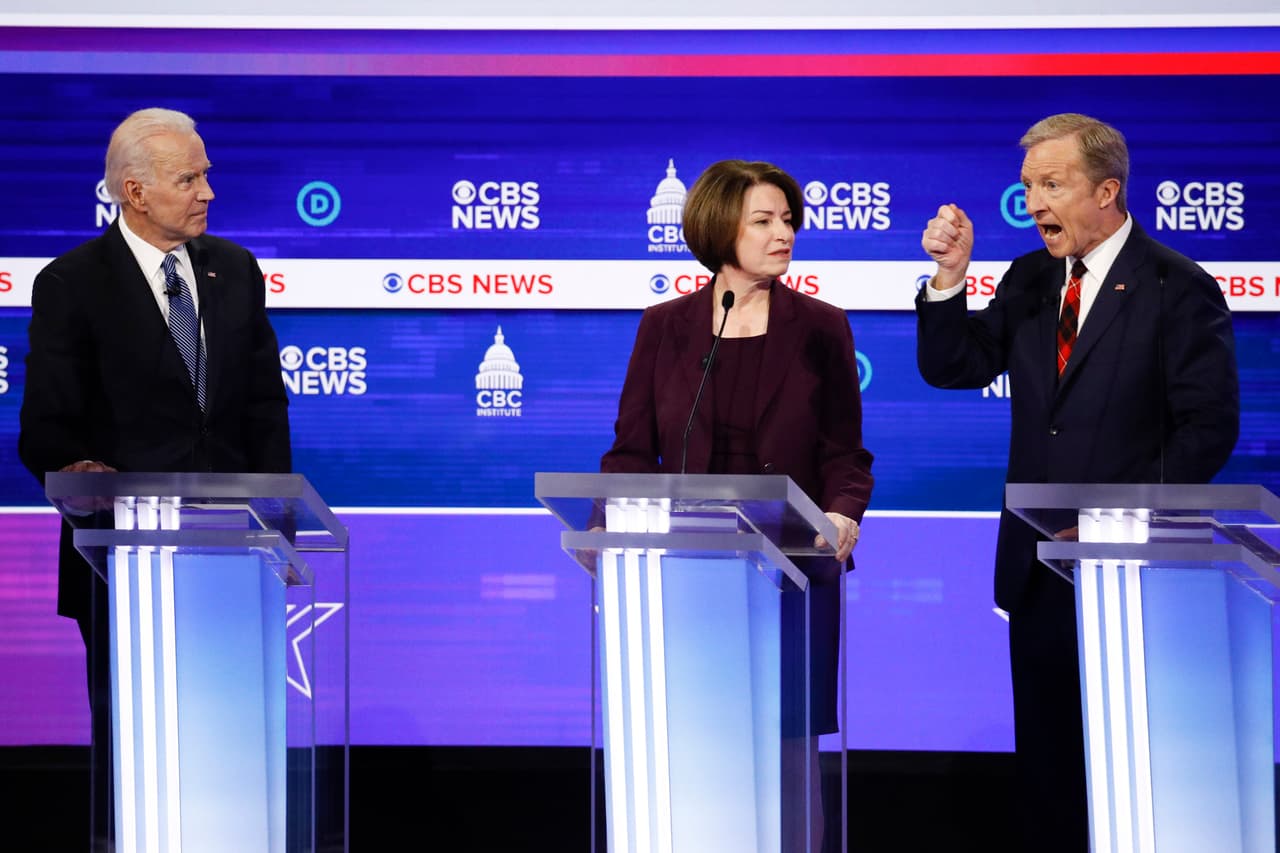 La moderadora preguntó a la senadora 
<a href="https://www.univision.com/temas/amy-klobuchar">Amy Klobuchar</a> que si se reuniría con el líder norcoreano Kim Jong Un en caso de ser presidenta. "Me reuniría con él, pero lo haría con nuestros aliados", dijo la precandidata al criticar que Trump esté dando espacio a Kim Jong Un para continuar con el avance de su programa nuclear. Biden fue más tajante al asegurar que Estados Unidos "no negocia con dictadores (...) Trump le dio legitimidad a este dictador".