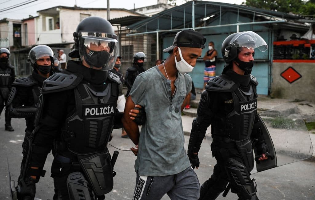 Un hombre es arrestado en medio de las manifestaciones del 11 de julio de 2021 en Arroyo Naranjo, una municipalidad de La Habana.