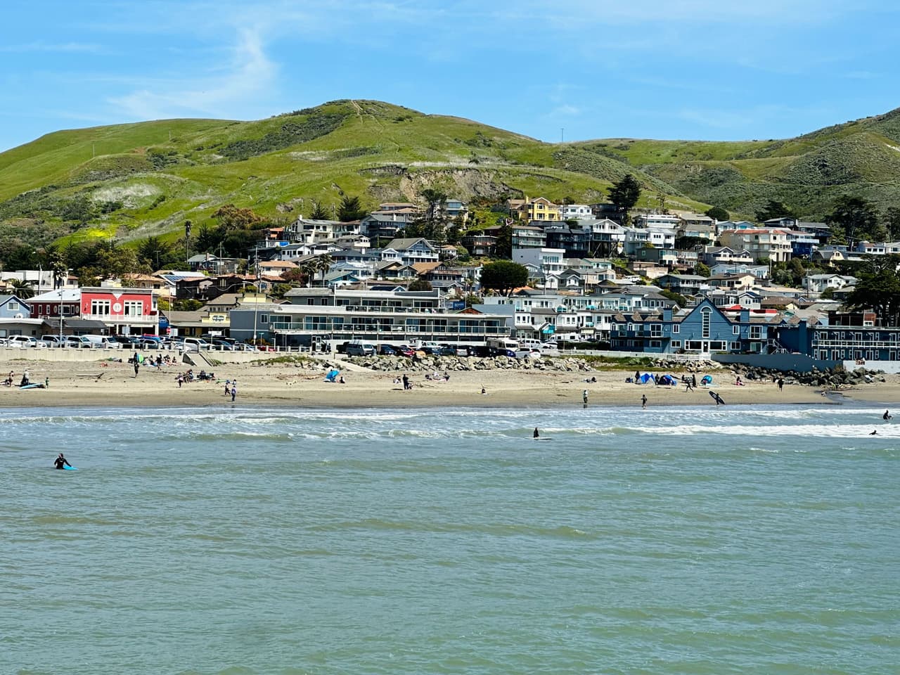 La población de 
<b>Cayucos</b> es de unos 3 mil habitantes, A pesar de su pequeño tamaño, Cayucos cuenta con un vasto 
<b>comercio, restaurantes</b> para satisfacer el paladar de las delicias marinas y también encontrará fabulosas 
<b>tiendas de antigüedades, tiendas de surf </b>con tablas hechas a mano.
<br>