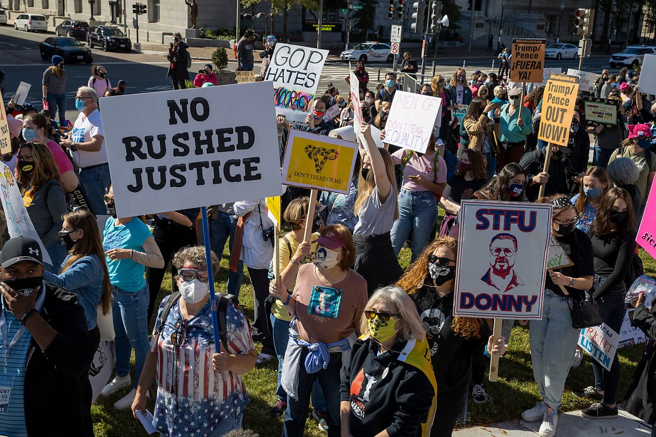 Durante el encuentro en la capital, los organizadores 
<b>exhortaron a acudir a las urnas este 3 de noviembre. </b>La presidencia de Trump "empezó con mujeres marchando y ahora va a terminar con mujeres votando", aseveró la directoria ejecutiva de la 
<a href="https://www.univision.com/temas/la-marcha-de-las-mujeres">Marcha de las Mujeres</a>, Rachel O’Leary Carmona. La 
<a href="https://www.univision.com/noticias/la-marcha-de-las-mujeres/las-mujeres-contratacan-lo-que-comenzo-como-una-marcha-hoy-es-la-fuerza-politica-mas-importante-del-pais">primera iniciativa de este tipo</a> ocurrió al día siguiente de la inauguración de Trump en enero de 2017 y logró reunir a millones en múltiples ciudades del país.