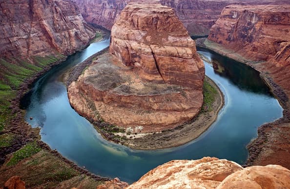 <b><a href="https://www.univision.com/local/arizona-ktvw/dia-mundial-de-la-tierra-conoce-estas-bellezas-naturales-de-arizona-fotos">Horseshoe Bend</a></b>
<br>Una de las grandes maravillas del estado y una de las más reconocidas del Glen Canyon National Recreation Area; se encuentra cerca de la ciudad de Page.