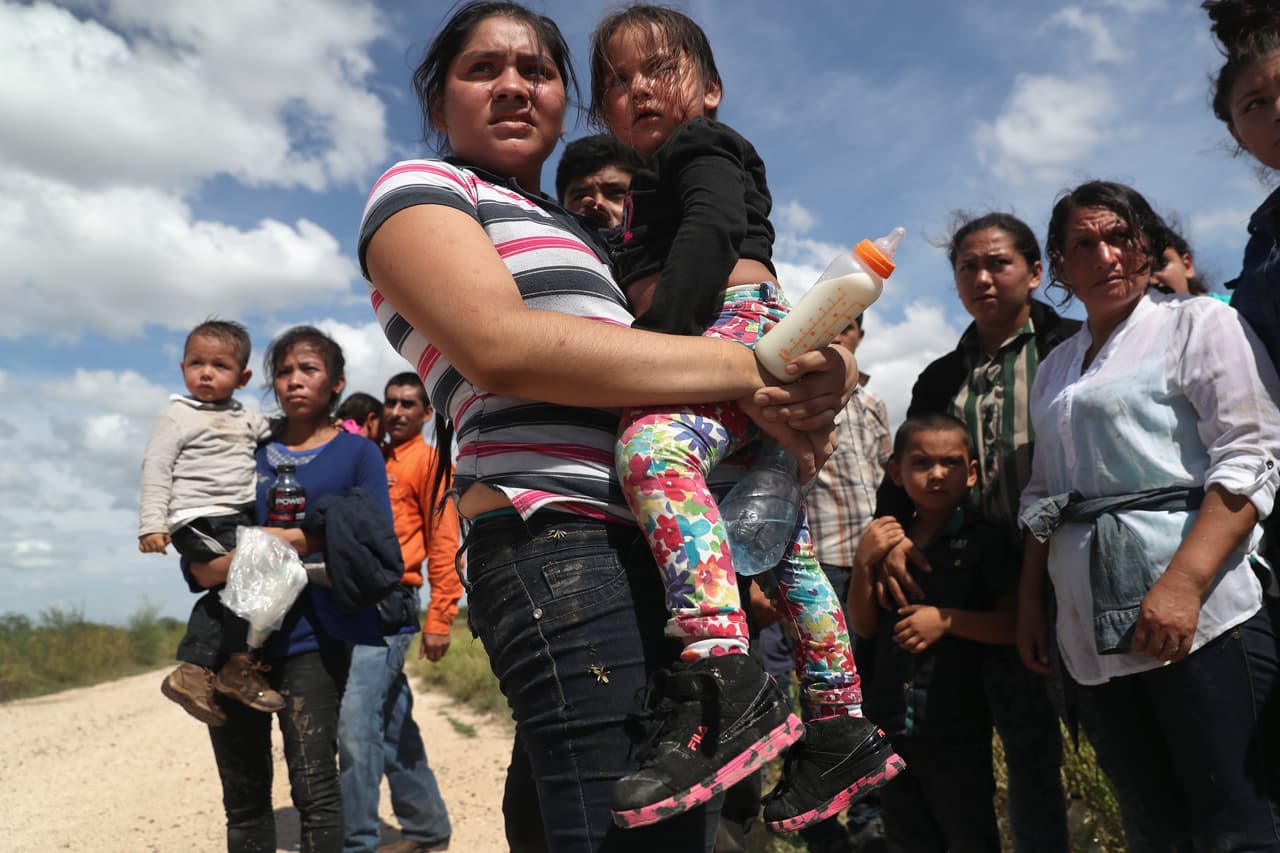 “Tengan cuidado porque están creando páginas web en donde están cobrando, $8,000; $10,000 y hasta $12,000 supuestamente hablando de un programa de parole humanitario como si fuera una visa de trabajo
<b> y ya han defraudado a mucha gente cobrándoles esas cantidades de dinero</b>”, advirtió.