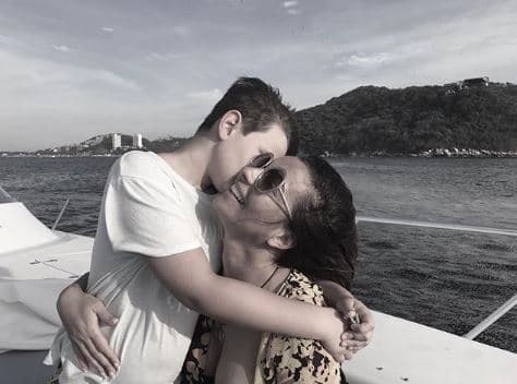 Sobre ese tema, Cecilia señaló que Santiago continúa con la idea de ser 'youtuber': "Está cada vez peor, ya prepárense", advirtió a la prensa.
<br>
