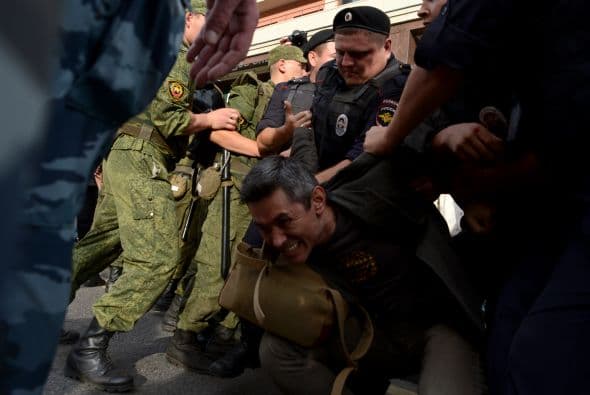 El alcalde en funciones de Moscú, Serguéi Sobianin, se pronunció a favor de que el dirigente opositor Alexéi Navalny se presente a las elecciones al Ayuntamiento de la capital rusa del próximo 8 de septiembre. Navalny decidió retirar su candidatura tras ser condenado la víspera a cinco años de cárcel en un caso de robo de madera y fraude, lo que de hecho le inhabilitaba para tomar parte en unas elecciones. Después de su arresto, condena y posteriores demostraciones en St. Petersburg y otras ciudades rusas, el bloguero fue puesto en libertad en forma inesperada. Al quedar en libertad hasta que se resuelva la apelación de la sentencia, el opositor podría concurrir teóricamente a los citados comicios. Tras abandonar la prisión preventiva de la ciudad de Kírov, unos 900 kilómetros al este de la capital, Navalny señaló que tomara una decisión cuando vuelva a casa. Mientras, el veterano opositor liberal, Borís Nemtsov, animó hoy a Navalny a postular su candidatura, "continuar hasta el final y ganar". "Estoy convencido de que si en las elecciones recibe más de un millón de votos, no se atreverán a encerrarlo. La garantía de inmunidad de Navalny depende directamente del apoyo popular", apuntó. Navalny, bloguero anticorrupción que sacó a la luz los trapos sucios del partido del Kremlin, era considerado hasta su condena ayer a cinco años de cárcel el dirigente opositor con mayor gancho electoral. Los analistas no creen en una posible victoria de Navalny en las elecciones a la alcaldía, pero consideran que su condena sí puede traerle réditos electorales. Uno de los organizadores en diciembre de 2011 de las mayores protestas antigubernamentales desde la caída de la Unión Soviética, Navalny fue el dirigente más votado cuando la oposición extraparlamentaria decidió crear un consejo coordinador.