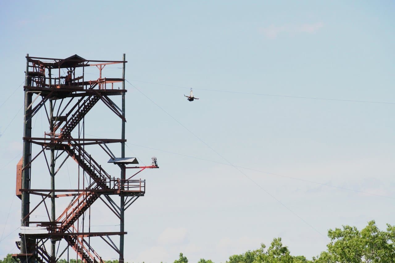 <b><a href="https://www.historicbanningmills.com/">Historic Banning Mills Zip Line Canopy Tours</a></b>. Historic Banning Mills es un destino de aventura de clase mundial con el Zip Line más grande del mundo, la pared de roca artificial independiente más alta del mundo, paseos en kayak, paseos a caballo, trabajo en equipo, un centro de conferencias, habitaciones de alojamiento, casas en los árboles, cursos de cuerdas, spa de servicio completo, piscinas, y mucho más.
<br>
<br>
<b><a href="https://g.page/historic-banning-mills?share">Cómo llegar</a></b>