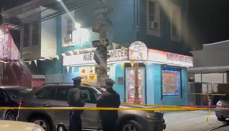 También había otra persona, aparentemente un cliente.