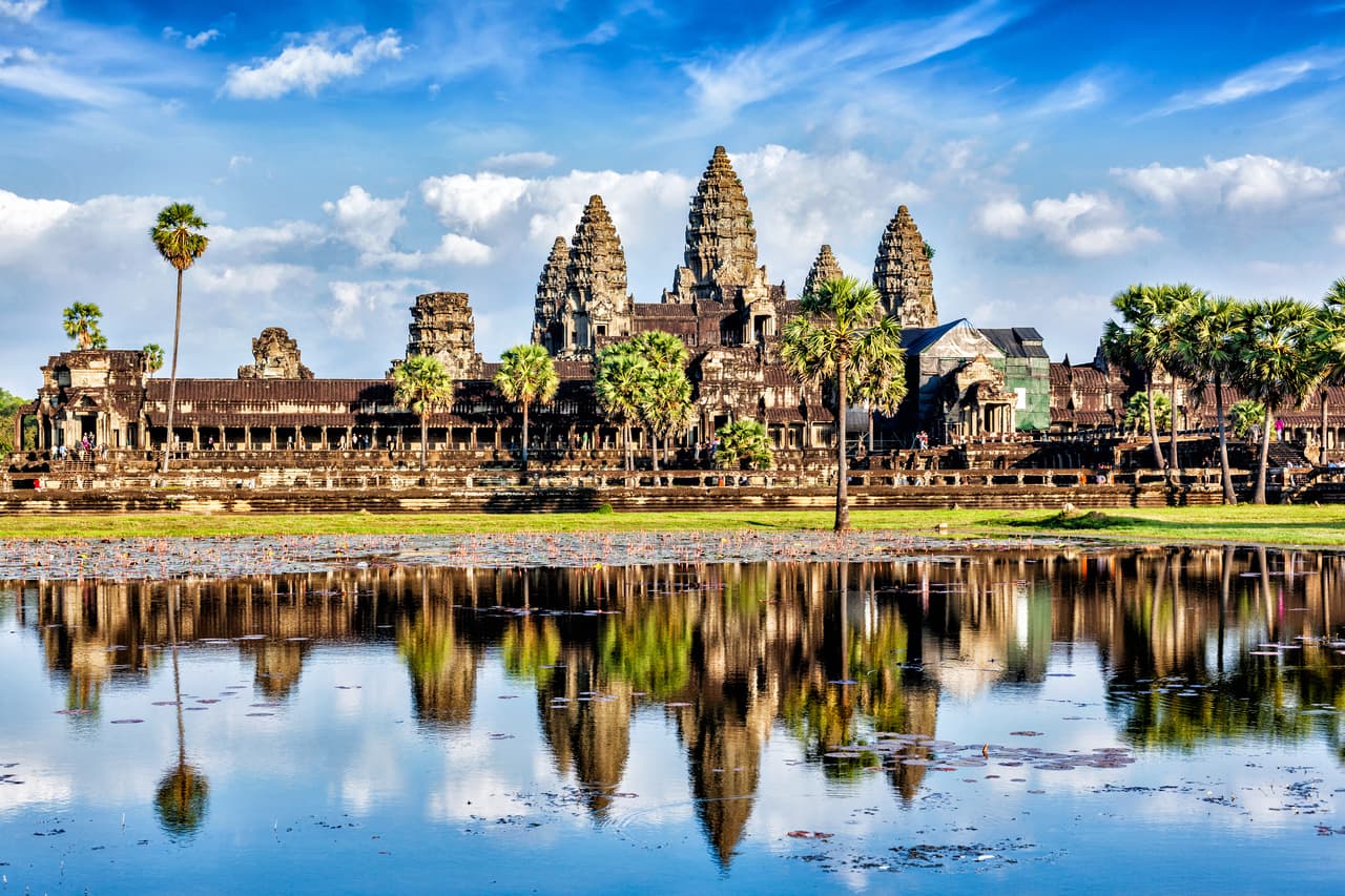 <b>Puesto 23. Templo de Angkor Vat. Siem Reap, Camboya.</b>
<br>
<br>Angkor es uno de los sitios arqueológicos más importantes del Asia. Se extiende por 154 millas cuadradas (400 km2), cubiertas en gran parte por selva. Alberga restos del Imperio Jémer, que tuvo su apogeo entre los siglos IX y XIV. 
<b>El célebre templo de Angkor Vat es parte de este monumental entorno.</b>