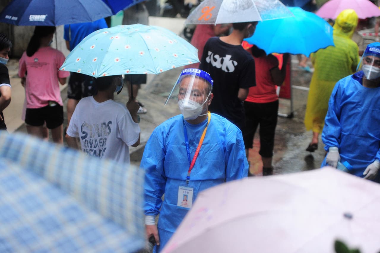 En la foto, un trabajador médico en medio de una fila de miles de turistas que esperan para hacerse el 
<a href="https://www.univision.com/temas/pruebas-de-covid-19">test de covid </a>e n Sanya. 
<br>
<br>Las restricciones entraron en vigor el sábado por la mañana en un intento de las autoridades de frenar la propagación del coronavirus 
<b>en la ciudad en la isla tropical de Hainan.</b> 
<br>