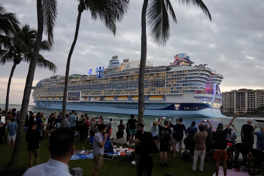 Sin embargo, a algunos ambientalistas les preocupa que los barcos propulsados por GNL aumenten las emisiones de metano. Otros dicen que los turistas generan ocho veces más carbono en un crucero que en tierra.
