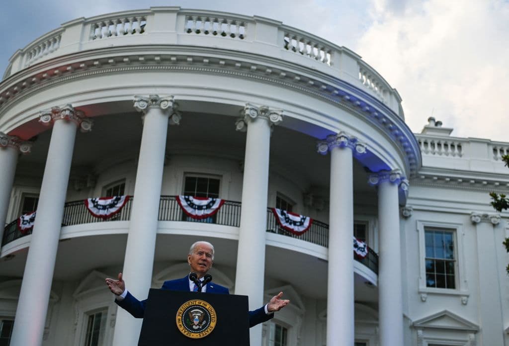 Biden, pese a referirse a la pandemia y a los fallecidos, dio una nota optimista al sugerir que luego de que el país atravesó momentos de amarga y violenta división política, bajo su nuevo liderazgo estaba "volviendo a unirse". 
<b>"En el último año, hemos vivido algunos de nuestros días más oscuros", aseguró. "Estamos por ver nuestro más brillante futuro".</b>
<br>