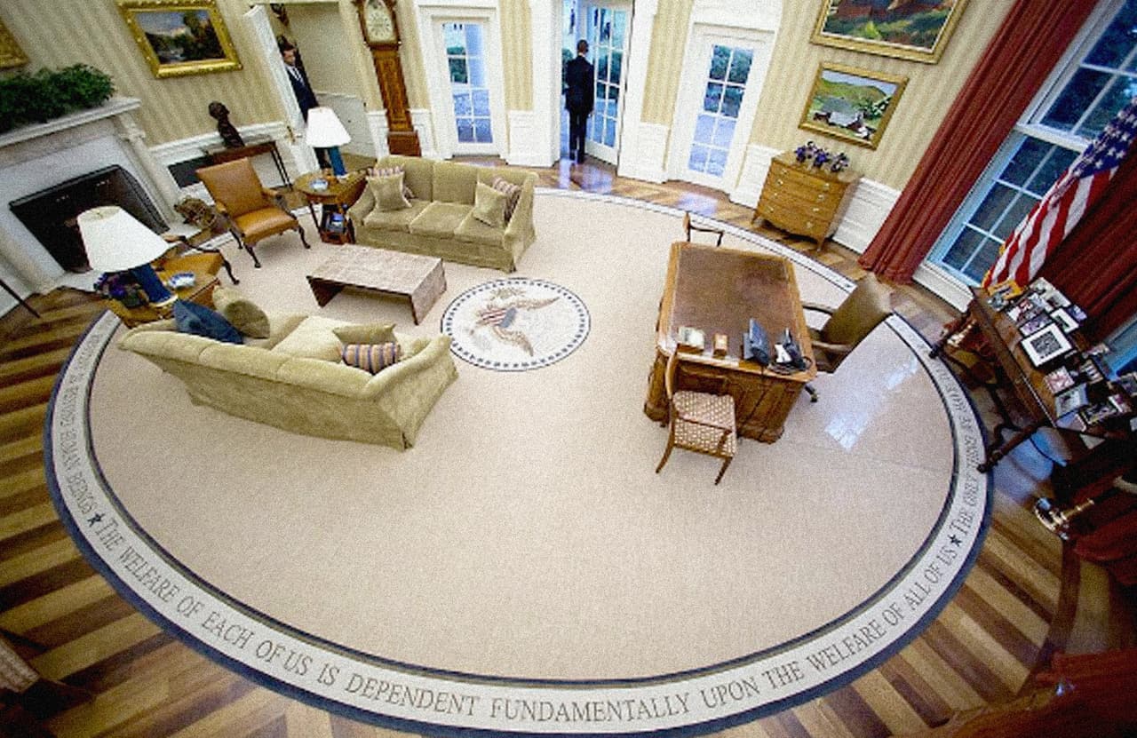 <b>La última salida de la oficina.</b> Esta fotografía tomada por Pete Souza el 20 de enero de 2017 muestra a Barack Obama saliendo por última vez como presidente de EEUUde la oficina Oval, donde trabajó durante ocho años.