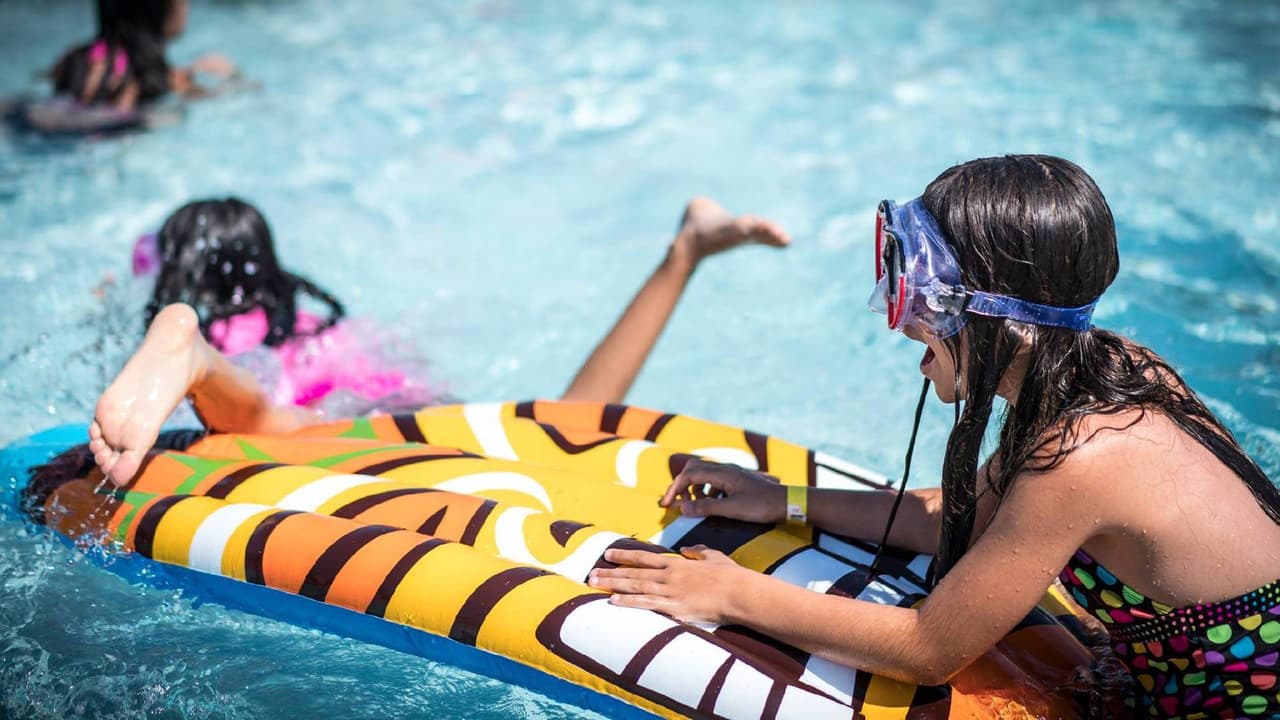 <b>Pecos Pool</b>
<br>Abierto de lunes a jueves, sábados y domingos de 12 p.m. a 6 p.m. Viernes cerrado. 
<a href="https://goo.gl/maps/bnNJ5hupQqj" target="_blank">17010 S. 48th Street.</a> Teléfono: 602-534-9255. Niños $1, adultos $3.
