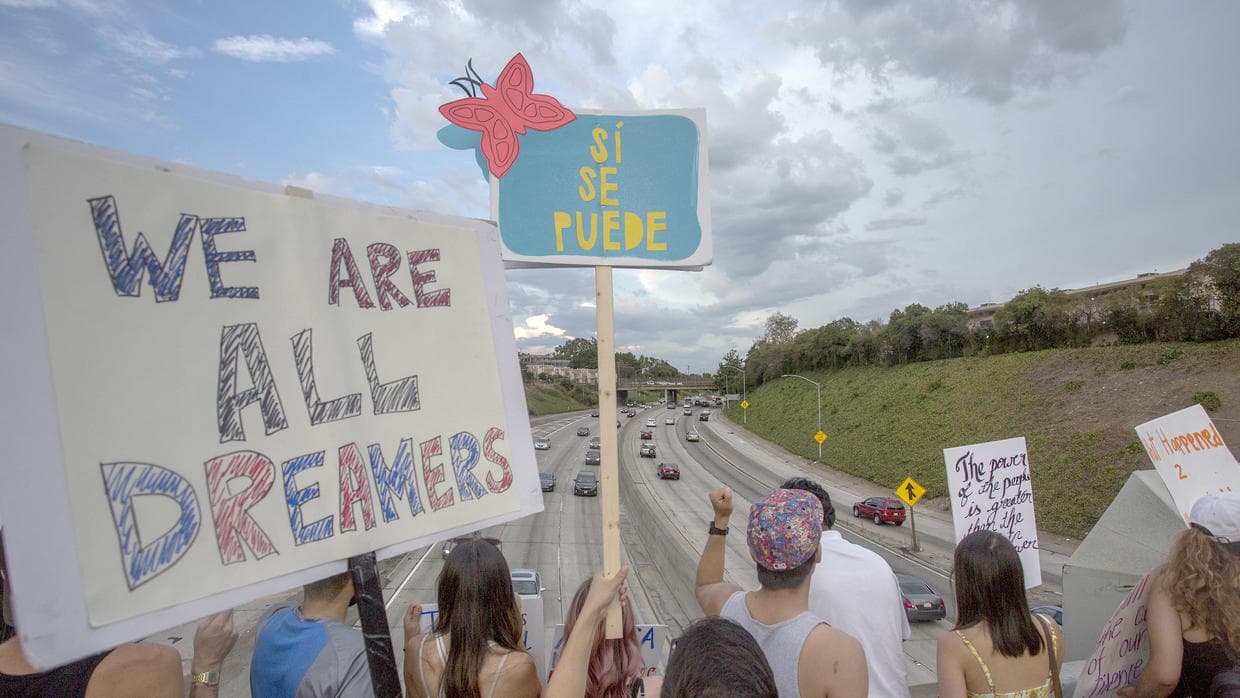 La propuesta busca hacer el programa DACA permanente además se busca que no haya lista de espera para familiares de residentes permanentes y para los hijos de residentes permanentes
<br>