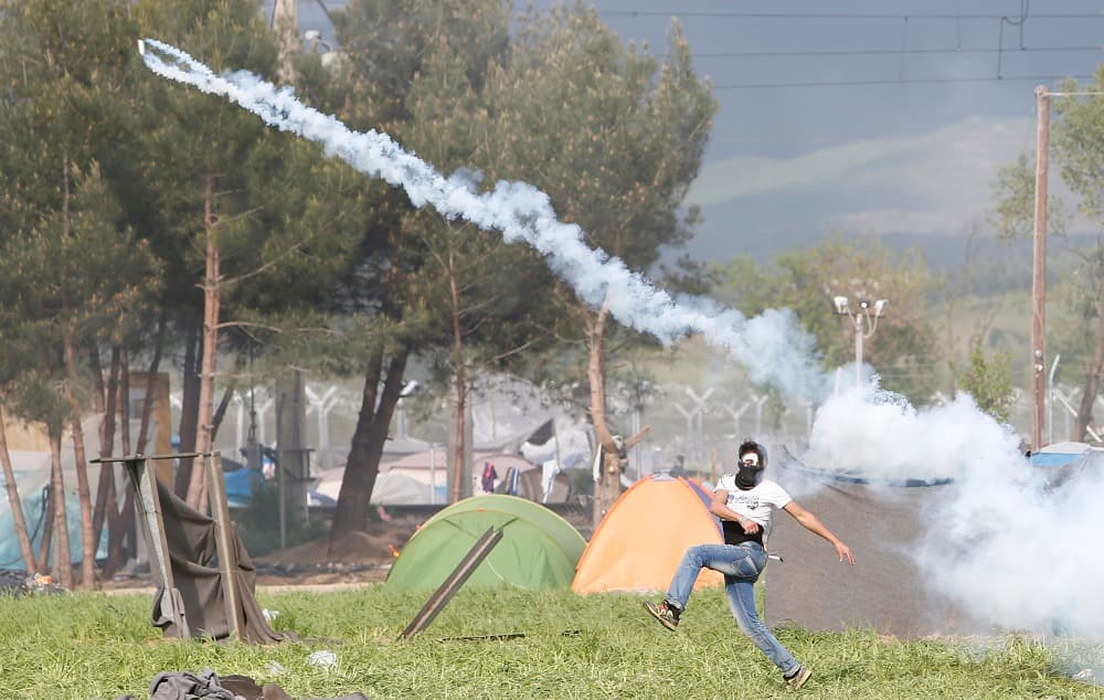 El cierre de puesto fronterizo ha dejado a cerca de 11,000 personas en un campamento improvisado en el lado griego, donde se produjo la protesta.