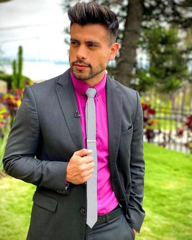 Un mes antes, en mayo, el conductor publicó otro video en la misma red social donde ponía como ejemplo las consecuencias de 
<a href="https://www.instagram.com/p/CAordPGAMC7/?hl=es-la" target="_blank">hurtar en la vida política</a>: "Si un político roba y es encontrado culpable y es juzgado, no podrá estar con su familia 10 o 20 años, es un castigo si realmente ama a su familia. Pero si ese político roba y es su estilo de vida, que no aprendió a ganarse la vida de otra manera lastimosamente, entonces 
<b>hay una muy alta probabilidad de que sus hijos se inclinen y sean movidos a lo mismo: a robar</b>".
<br>
