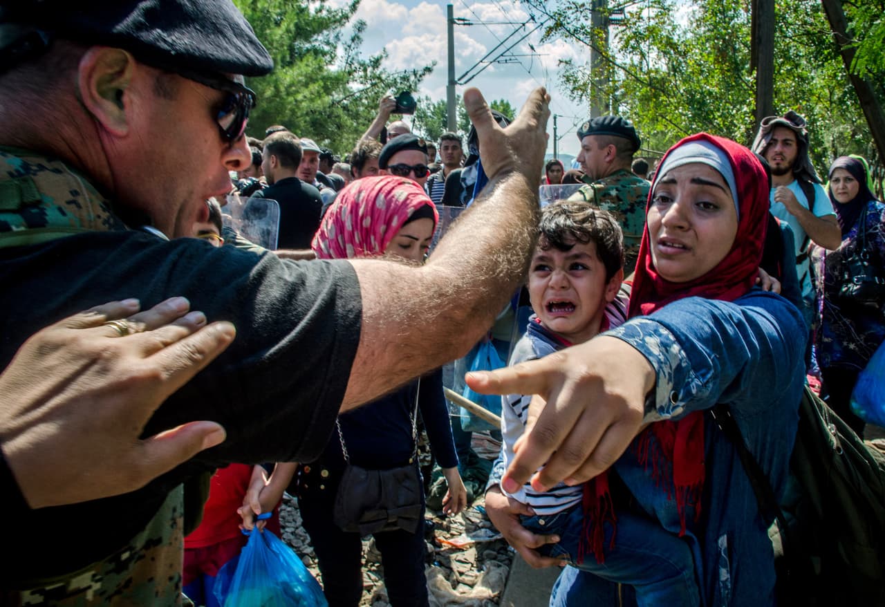 <b>Capítulo 3. “Somos personas, no somos animales”.</b> Los últimos kilómetros para llegar a la frontera de Grecia con Macedonia son recorridos a pie. Las vías del tren aseguran la dirección correcta. Un piquete militar los interrumpe. No hay paso. El grupo se sienta, duerme y espera junto a la basura acumulada de varios días. Los niños asustados y sedientos ven a los funcionarios implacables organizar pequeños grupos para continuar hasta la estación y tomar un tren que llegará hasta Serbia, atestado de familias que intentan no dispersarse. “Mantener junta a la familia es la prioridad absoluta, muchas veces casi misión imposible para los padres y madres. Si se pierden no saben si se podrán volver a encontrar en un camino del que no saben ni adónde va”, describe en la crónica Javier Bauluz 
<b><a href="http://huelladigital.univisionnoticias.com/crisis-refugiados-javier-bauluz/capitulo-3/">(VER ESPECIAL COMPLETO).</a></b>