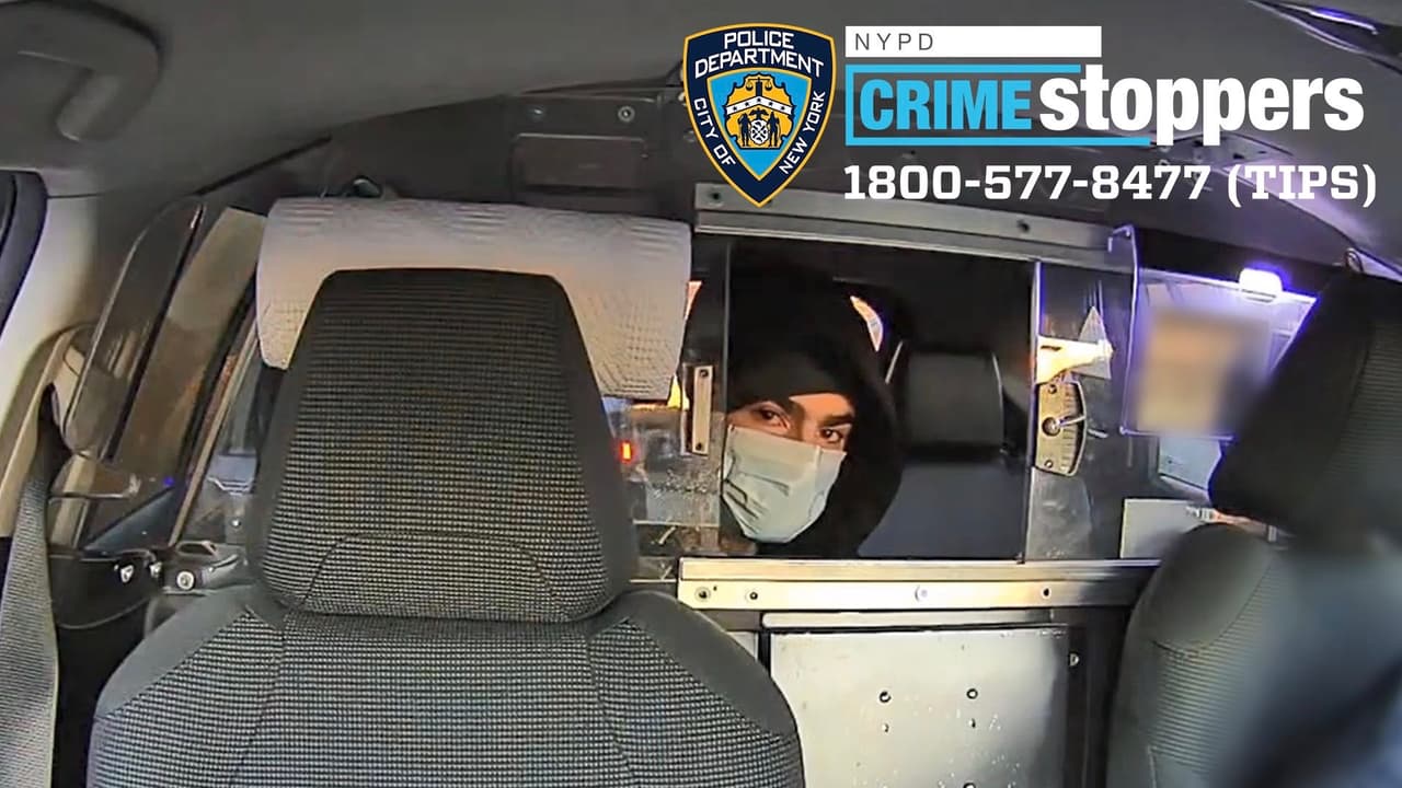 Una de las nuevas fotos del del sospechoso en el asesinato del director ejecutivo de UnitedHealthcare, Brian Thompson, lo muestra mirando a través de la partición entre el asiento trasero de un taxi.