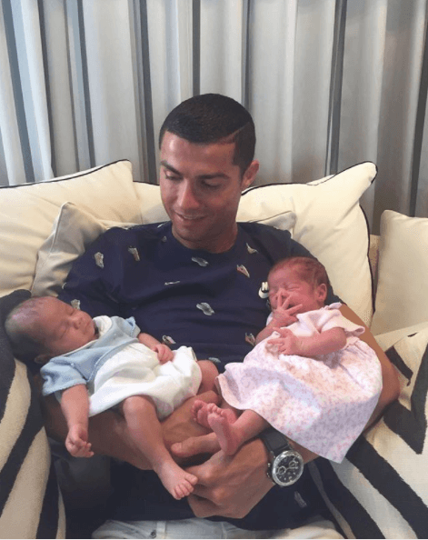 En junio, Cristiano Ronaldo posaba con sus gemelos Mateo y Eva, a quienes tuvo a través de una madre sustituta. Esta foto también es de las top 10 de Instagram de 2017.