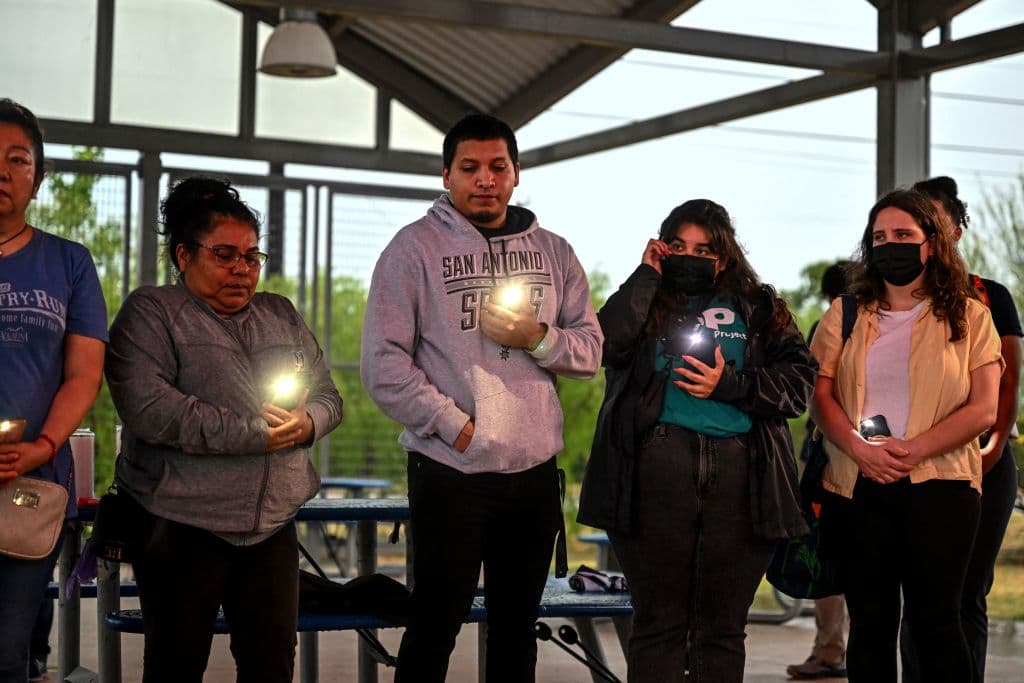 La lluvia obligó a un cambio de planes y que la ceremonia se celebrara bajo un cobertizo en un parque y las velas tuvieron mayormente que ser sustituidas por la luz de celulares.
