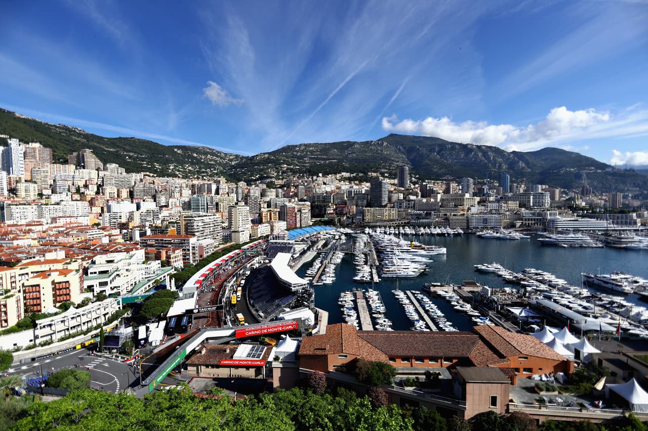 <h3 class="cms-H3-H3">4. Monte Carlo, Mónaco</h3>
<br>
<br>Hace bastante tiempo que esta ciudad se erigió como una de las entidades más glamurosas del mundo. 
<b>El lujo en sus calles y la intrincada <a href="https://www.univision.com/temas/geografia">geografía</a> ofrece vistas memorables. </b>Está rodeada por los Alpes Marítimos en la costa del Mar Mediterráneo. Su
<b> fama se creó en gran parte por el <a href="https://www.univision.com/temas/cine">cine</a> que aprovechó sus grandes escenarios.</b> El que la famosa actriz estadounidense Grace Kelly se casara con el príncipe Raniero terminó de darle al enclave un aura cinematográfica.