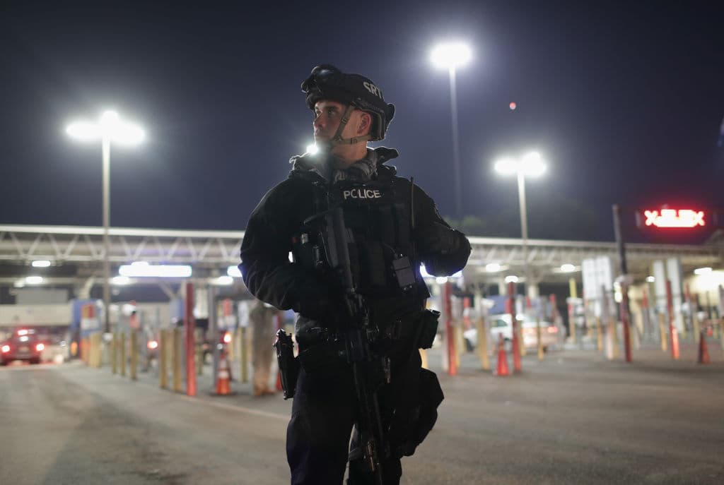 Detienen en la frontera de California a un camionero mexicano con alijo "récord" de metanfetaminas y fentanilo 