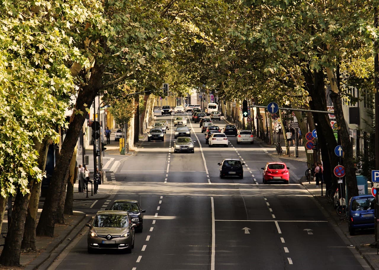 Siempre mantén una distancia suficiente de los autos alrededor en caso de que necesites escapar.
<br>