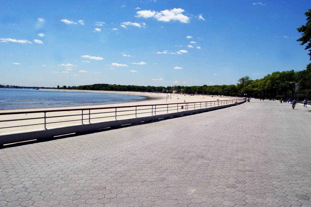 <b>Orchard Beach </b>en El Bronx contiene un paseo hexagonal, un pabellón central, bares, carros de comida y souvenirs, dos parques infantiles, y 26 canchas de baloncesto y volleyball.