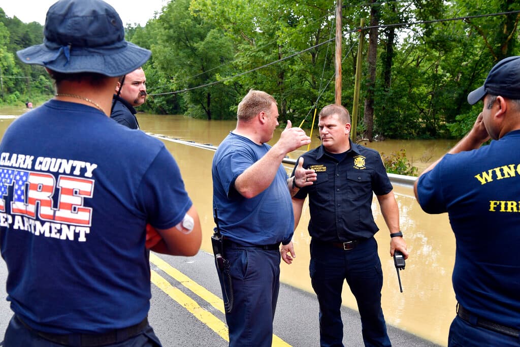 Un funcionario de emergencias en el este de Kentucky describió la situación como “catastrófica” mientras los equipos de rescate buscaban a las personas varadas. 
<br>
<br>El aumento de las aguas inundó las carreteras, desplazó a las familias y causó daños generalizados. 
<br>
<br>También se han registrado 25,111 cortes de electricidad en el estado.
<br>