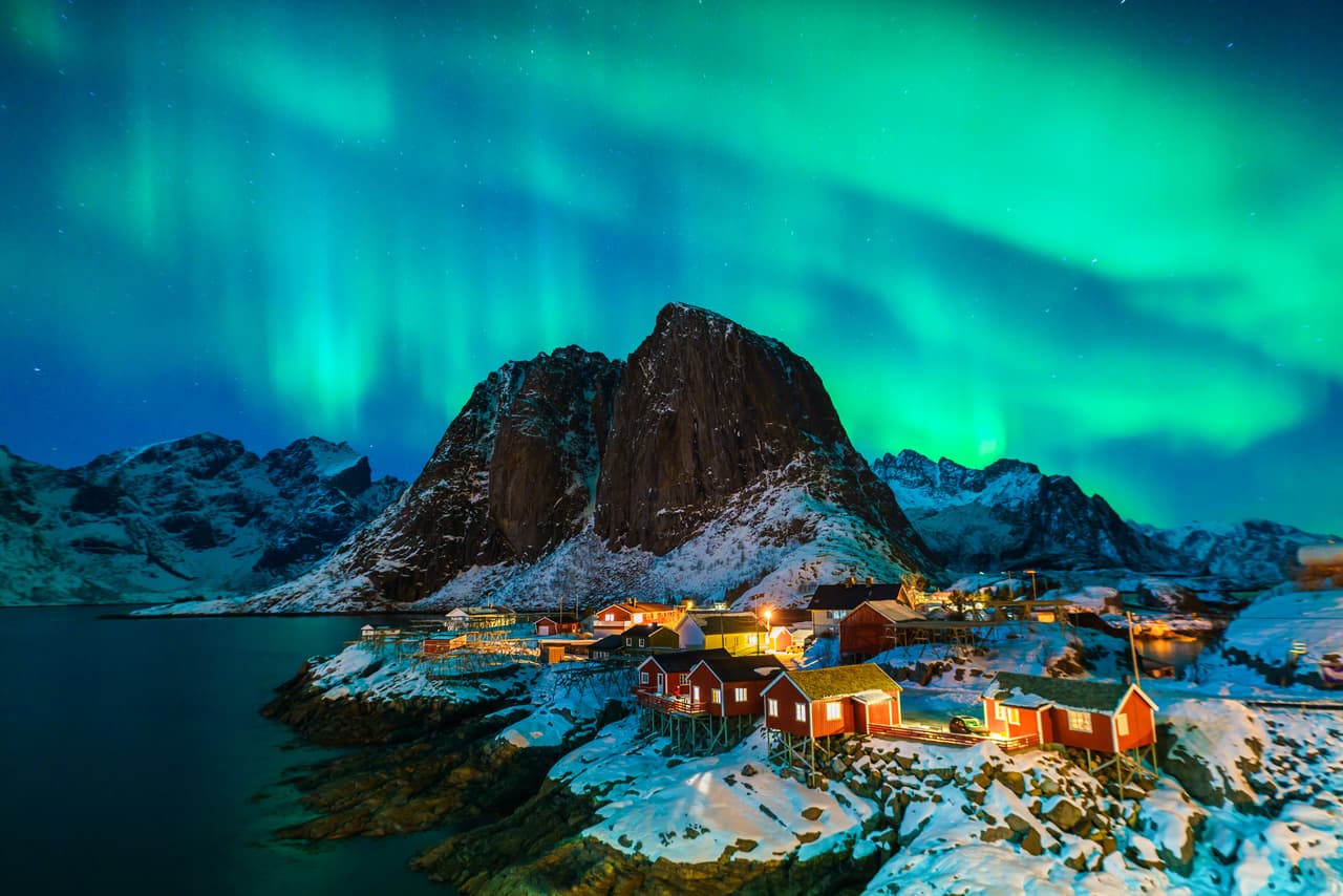 <h2 class="cms-H2-H2">5. Noruega</h2>
<br>
<br>🧳 
<b>¿Qué lugar ocupó en 2022? </b>No estuvo entre los 15 primeros.
<br>
<br>🧳 
<b>¿Por qué está en el listado? </b>Noruega ofrecen atractivos turísticos como la práctica de senderismo, paseos por los fiordos y un ambiente tranquilo y apacible, así como la vista de espectaculares auroras boreales, como las que aparecen en la imagen. 
<br>
<br>🧳
<b> ¿De qué tienes que cuidarte si viajas a este país? </b>La mayor alerta que el Departamento de Estado tiene para este país es el robo a oficinas, lo que no parece ser una prioridad para el turista promedio. Una recomendación importante es conducir con suma prudencia, puesto que las reglas noruegas de tránsito son estrictas.
<br>