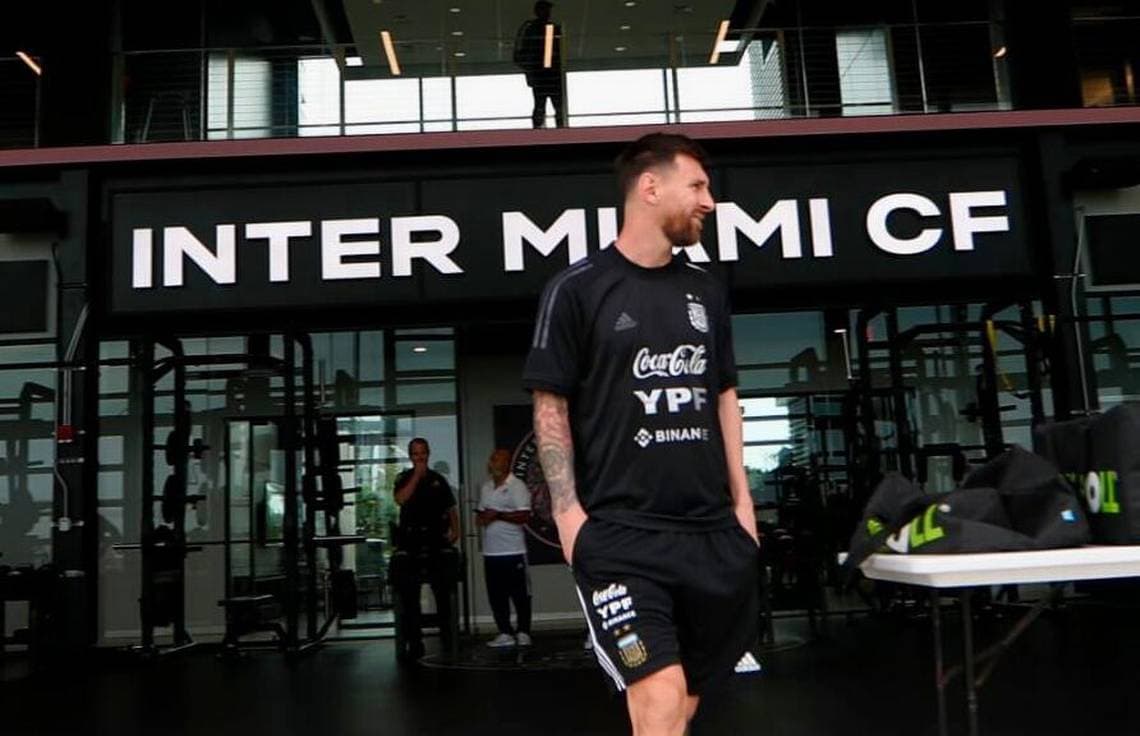El club 'rosanegro' es uno de los posibles destinos de Lionel Messi en el futuro.
