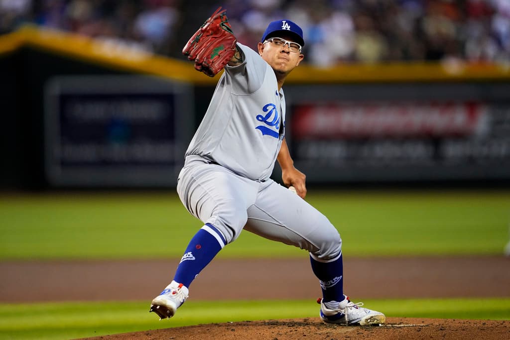 Julio Urías, el destacado lanzador mexicano de los Los Angeles Dodgers, se encuentra en el centro de la controversia una vez más debido a su arresto por delitos graves de violencia doméstica. Según informes de medios locales, Urías fue detenido el pasado domingo y, tras pagar una fianza de 50,000 dólares, fue liberado el lunes por la mañana. 
<br>