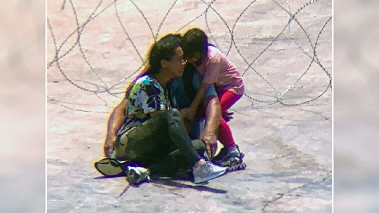 La mañana de este lunes, 10 de julio, nuestro compañero Antonio Guillen fue testigo de cómo 
<b>decenas de familias migrantes buscan cruzar el Río Bravo en busca del “sueño americano”</b>. Hombres, mujeres y niños son detenidos por oficiales de la Patrulla Fronteriza.