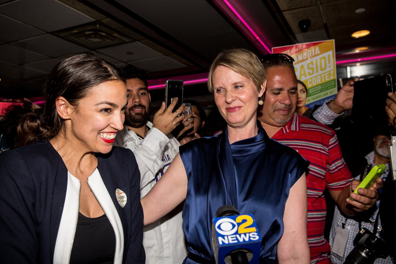 Junto a ella la candidata a la gobernación del estado Cynthia Nixon durante la celebración de la victoria. El distrito 14 de Nueva York está constituido principalmente por grupos minoritarios y más del 50% de la población es de origen hispano, de acuerdo con datos del censo.