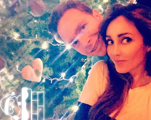 "Poniendo nuestro 🌲!! Siempre he disfrutado tantooo ponerlo! La mejor época del año! Donde reina el amor, el perdón y la esperanza. Y está navidad la MÁS especial !La última siendo 2 y esperando a nuestro 👼 Gracias a Dios ! ( nuestro árbol es artificial ) y todos los adornos hechos a mano ! Maravillas q encuentras en chiapas en todos lados ! 💖", escribió en Instagram.