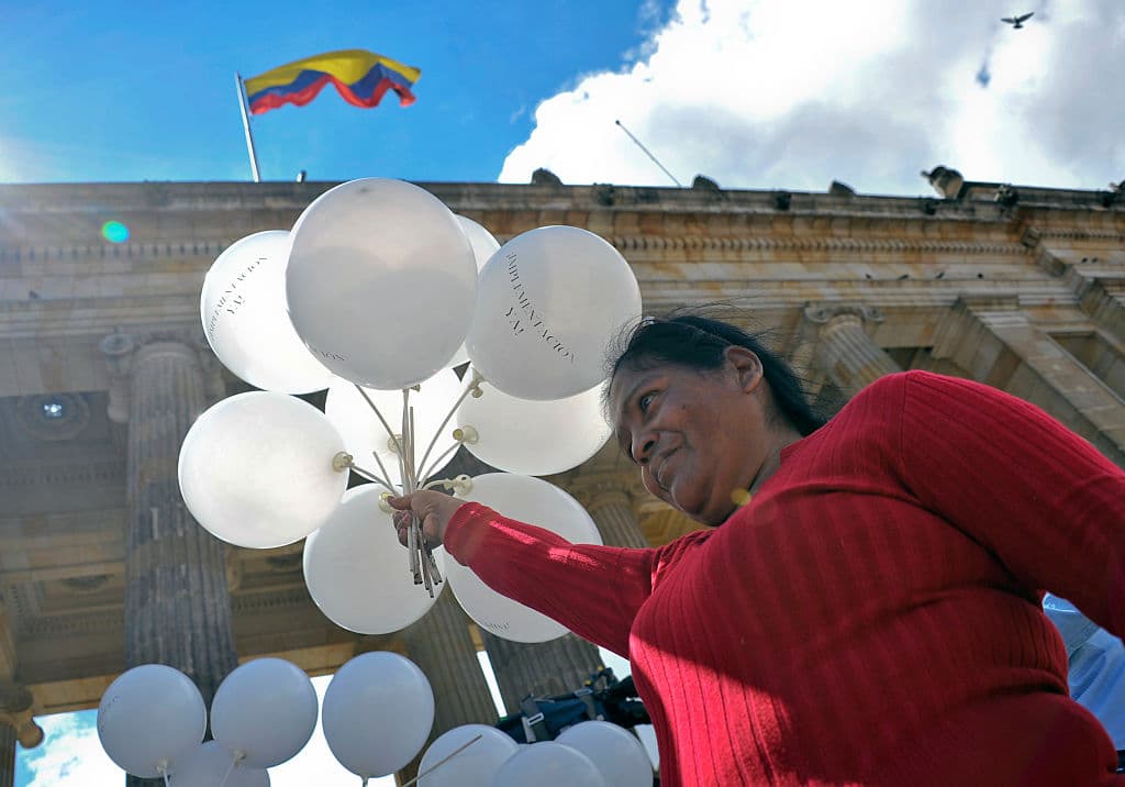 Congreso colombiano ratifica el nuevo acuerdo de paz entre el gobierno y las FARC para dar luz verde a su implementación