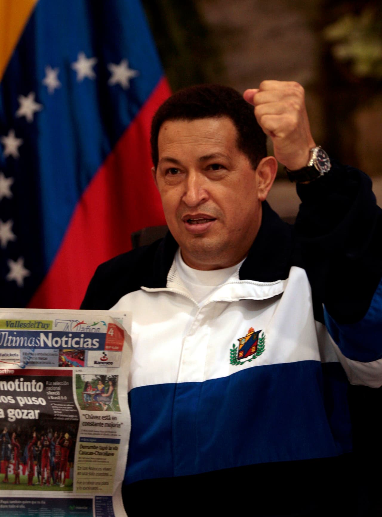 El presidente Hugo Chávez acostumbraba a mostrar la portada de los periódicos que lo criticaban para pedir boicots y atacar periodistas. Sin embargo, el que tiene en la mano es Últimas Noticias, el de mayor circulación nacional que fue comprado y doblegado en su línea editorial. Se convirtió entonces en un órgano oficial de propaganda chavista. En la foto lo levanta como fe de vida en medio de su convalecencia del cáncer que finalmente lo venció. (4 de julio, 2011).