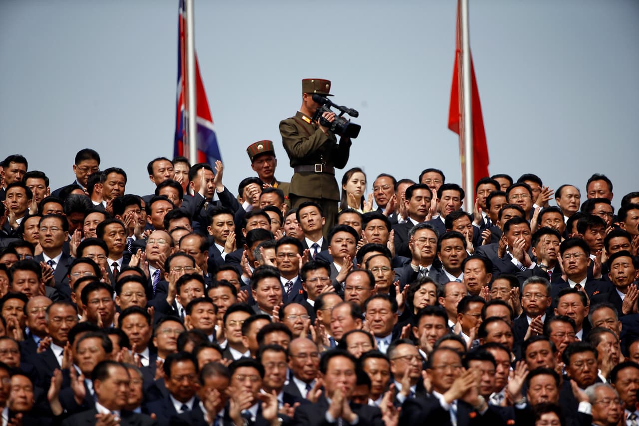 Un soldado graba el desfile militar desde el podio donde están los oficiales de alto rango que asisten al acto, una de las fechas patrias más importante de Corea del Norte.