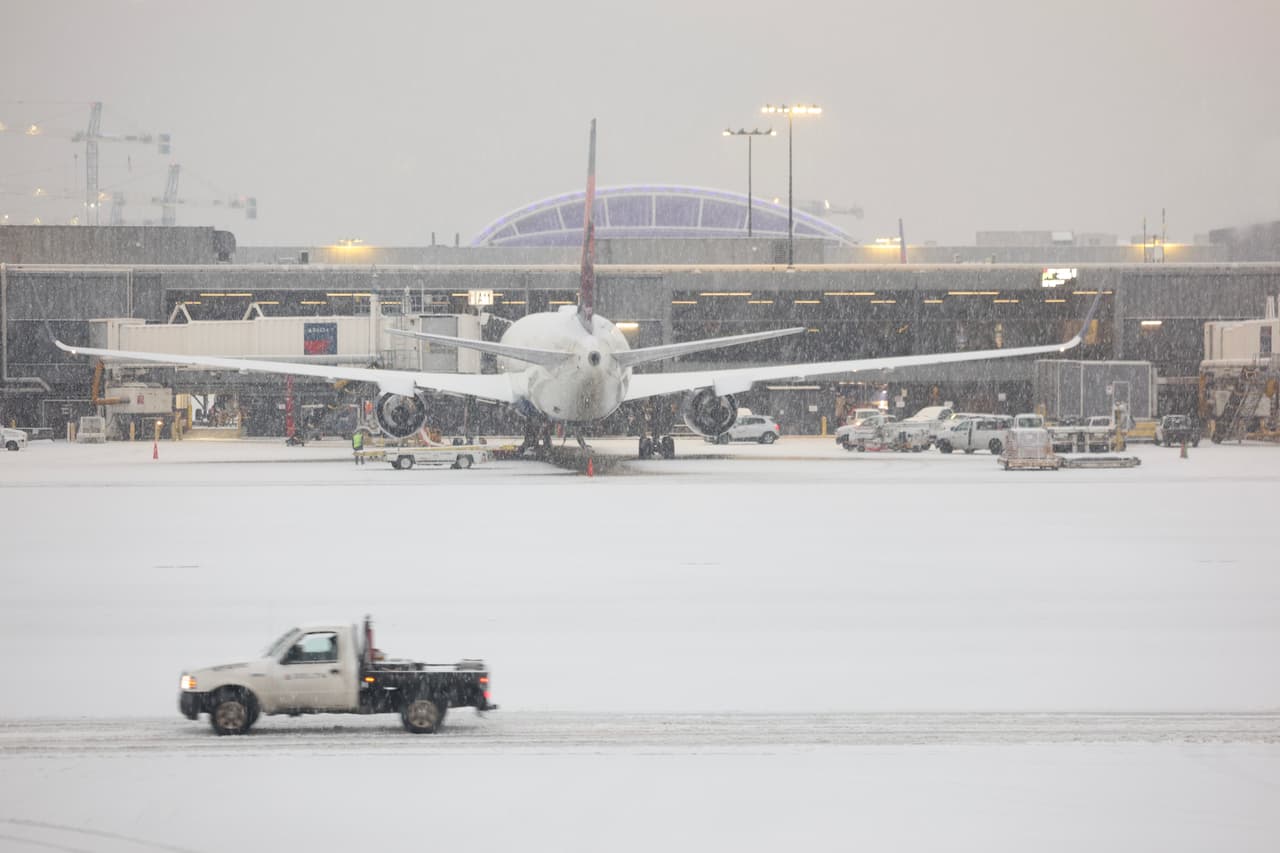 Hasta las 2:37 p.m. del viernes 
<b>se reportan 987 vuelos cancelados y más de 489 con retrasos.</b>
<br>
<br>Incluso uno de los vuelos 
<b>presentó una falla a las 9:10 de la mañana que obligó a la evacuación de unos 200 pasajeros</b>, sin que pasara a mayores.
<br>
<br>Si usted es una de las personas afectada por vuelo cancelado o con retraso, 
<a href="https://www.univision.com/local/atlanta-wuvg/tormenta-invernal-georgia-aeropuerto-atlanta-vuelos-retrasados" target="_blank">consulte estas cuatro cosas que debe saber. </a>