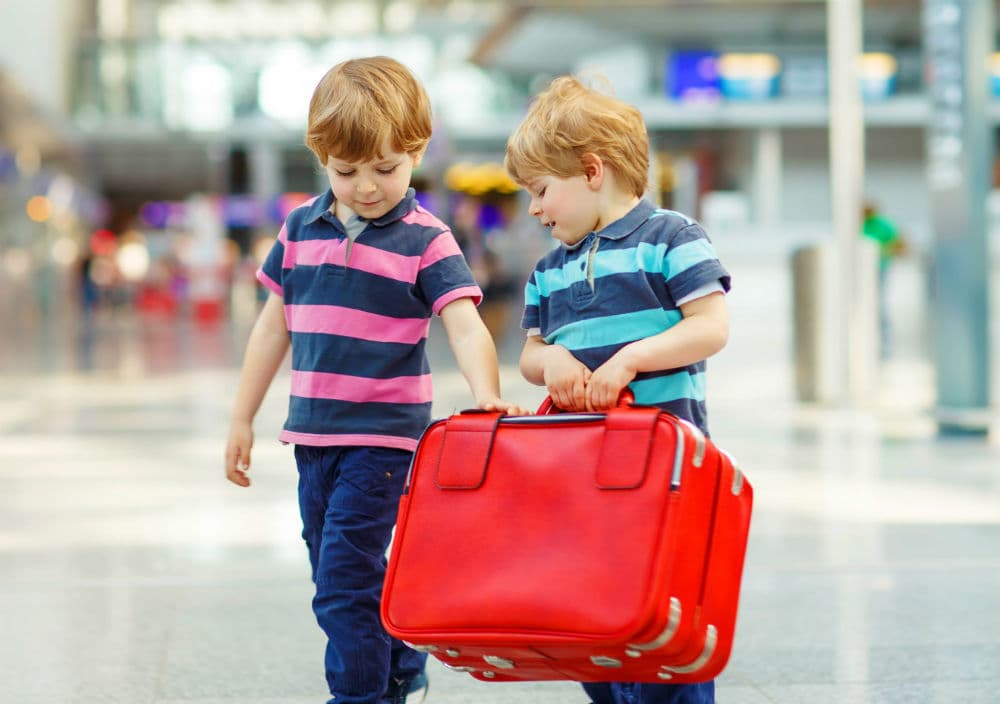 <b>¿Cuáles son los pasos para sacar un Real ID en California?</b>
<br>
<br>Hay tres pasos básicos: 
<br>1) completar una solicitud (disponible en línea),
<br>2) recopilar algunos documentos requeridos y 
<br>3) visitar una oficina del Departamento de Vehículos Motorizados (DMV) de California para completar el proceso en persona.
<br>