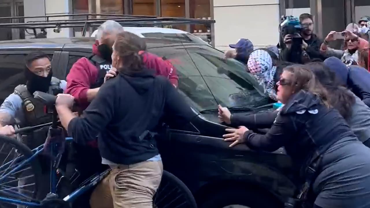 Un vehículo de ICE arrastra a manifestantes durante fuertes enfrentamientos en San Francisco