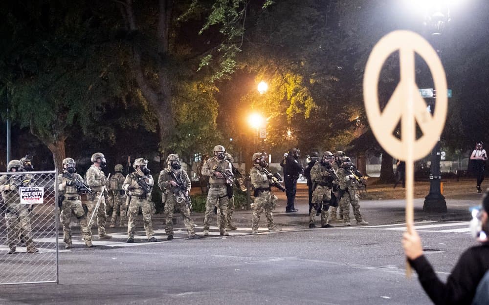 El presidente Donald Trump 
<a href="https://www.univision.com/noticias/estados-unidos/trump-amenaza-con-enviar-mas-fuerzas-federales-a-ciudades-gobernadas-por-democratas">defendió el despliegue de tropas federales en Portland</a>. "Estamos aplicando la ley", respondió el presidente consultado sobre el despliegue de tropas federales a ayudar a la policía local. Trump aseguró que "Portland estaba totalmente fuera de control" y señaló que las fuerzas federales "han hecho un trabajo fantástico" en tres días; "en muy poco tiempo". Además se quejó de que esas ciudades están dirigidas por "demócratas liberales", de "izquierda radical".