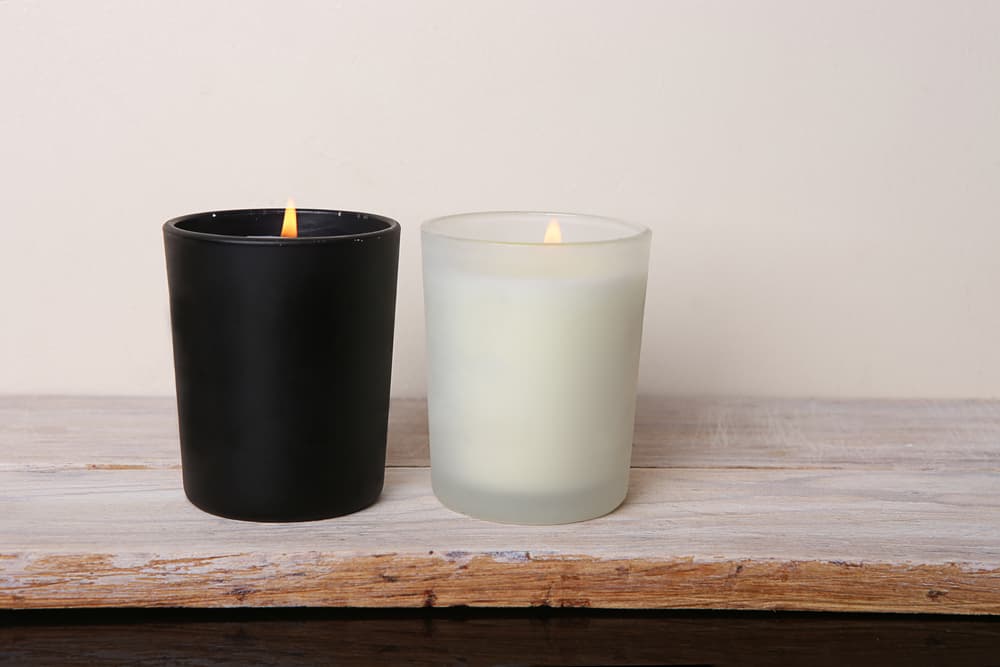 Usualmente, en esta labor de absorber cualquier energía tóxica o negativa, hay quienes acostumbran también usar como complemento una vela blanca por cada negra que uses, como una mezcla del yin y el yang, la luz y la oscuridad.